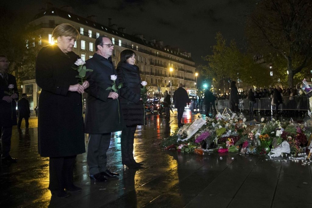 Μέρκελ – Ολάντ στην Place de la Republique (ΦΩΤΟ, VIDEO)