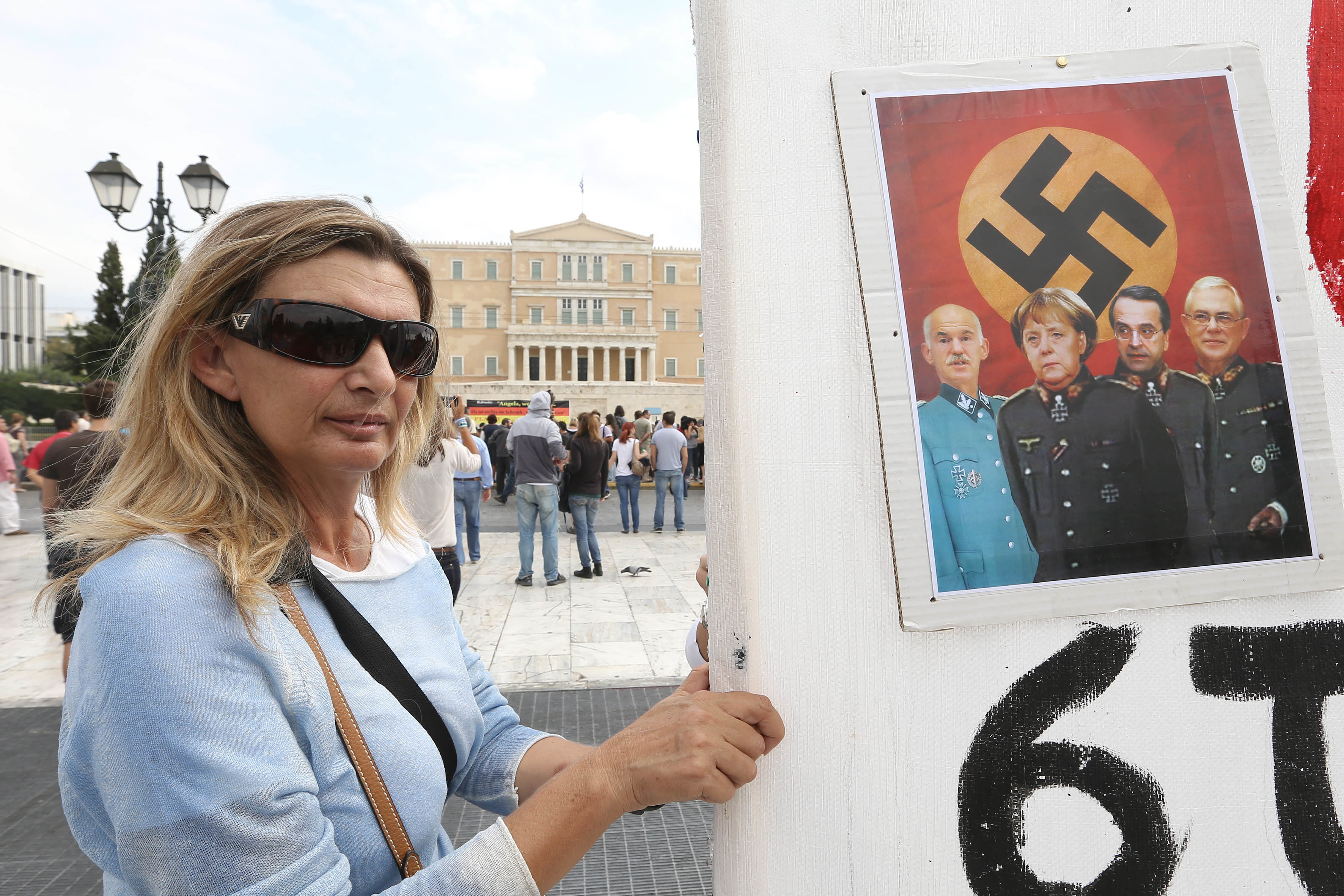 Γιούνκερ: Με τρόμαξαν τα πανό των Ελλήνων με τη Μέρκελ ναζί – Φταίνε και οι Γερμανοί