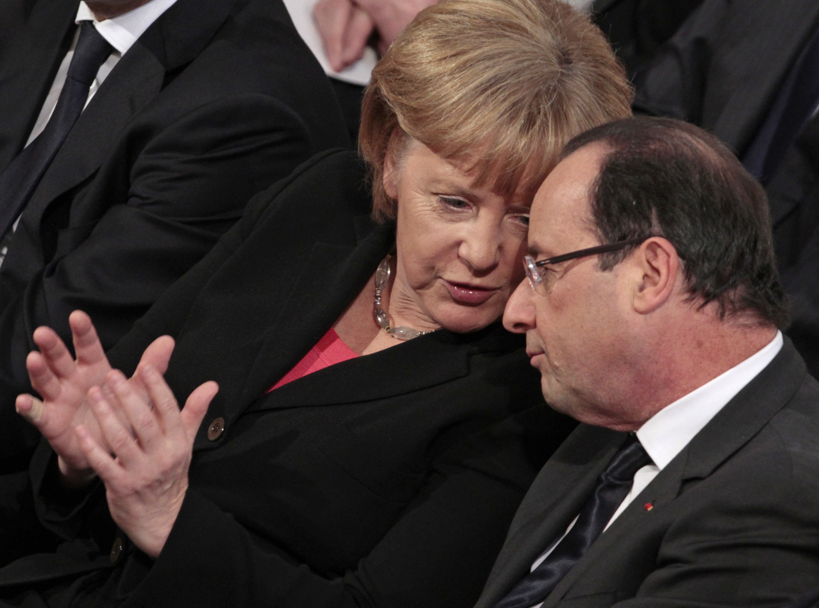 Μέρκελ: “Η κρίση υπάρχει – Ολάντ: “Η κρίση δεν υπάρχει”