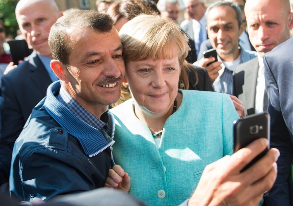 Οι selfies της Μέρκελ με τους πρόσφυγες (όταν δεν τους αποπαίρνει)