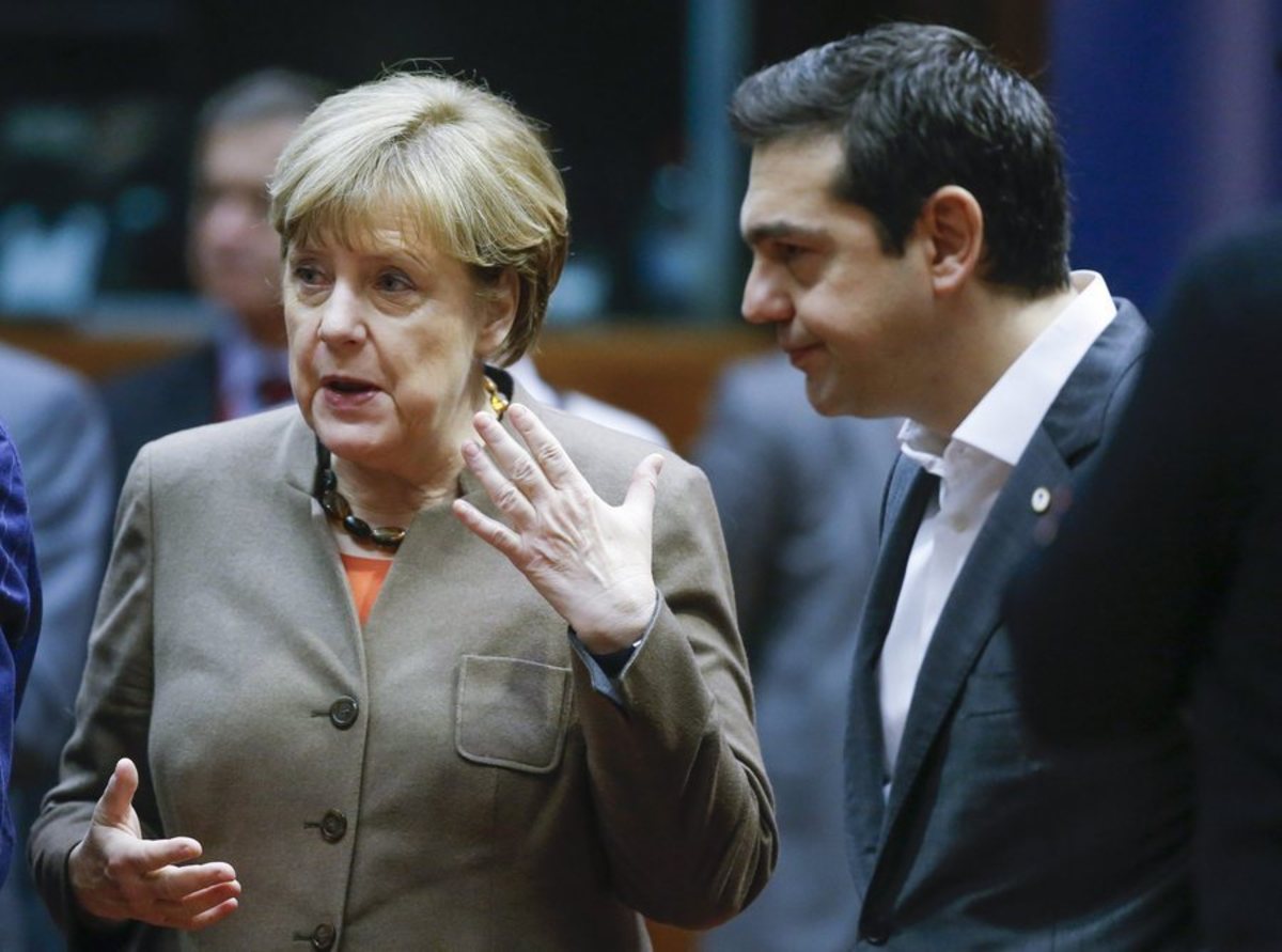 Suddeutsche Zeitung: Η Μέρκελ κρατάει στο χέρι τον Τσίπρα