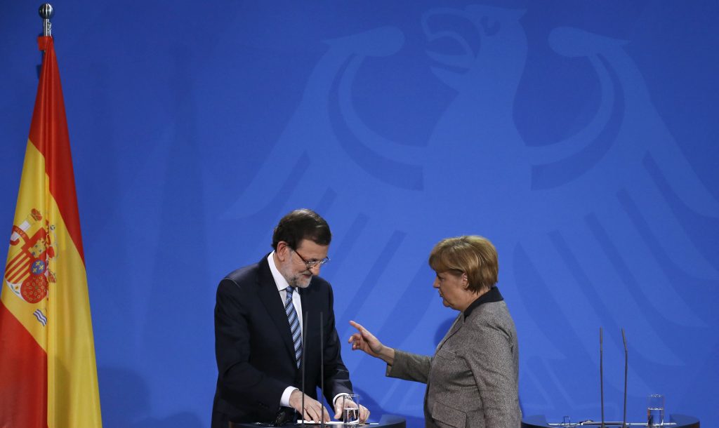 Η Μέρκελ στηρίζει Ραχόι – “Θα δημοσιεύσω τις φορολογικές μου δηλώσεις”, λέει ο Ισπανός  πρωθυπουργός