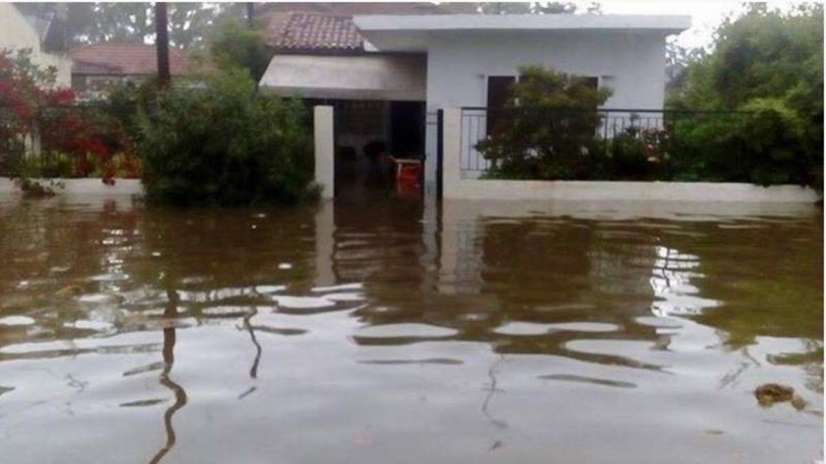 Οργή και λάσπη στο Μεσολόγγι – Πλημμύρες, ζημιές και κατολισθήσεις – Ζευγάρι έπεσε στη θάλασσα για να σωθεί! [pics, vid]