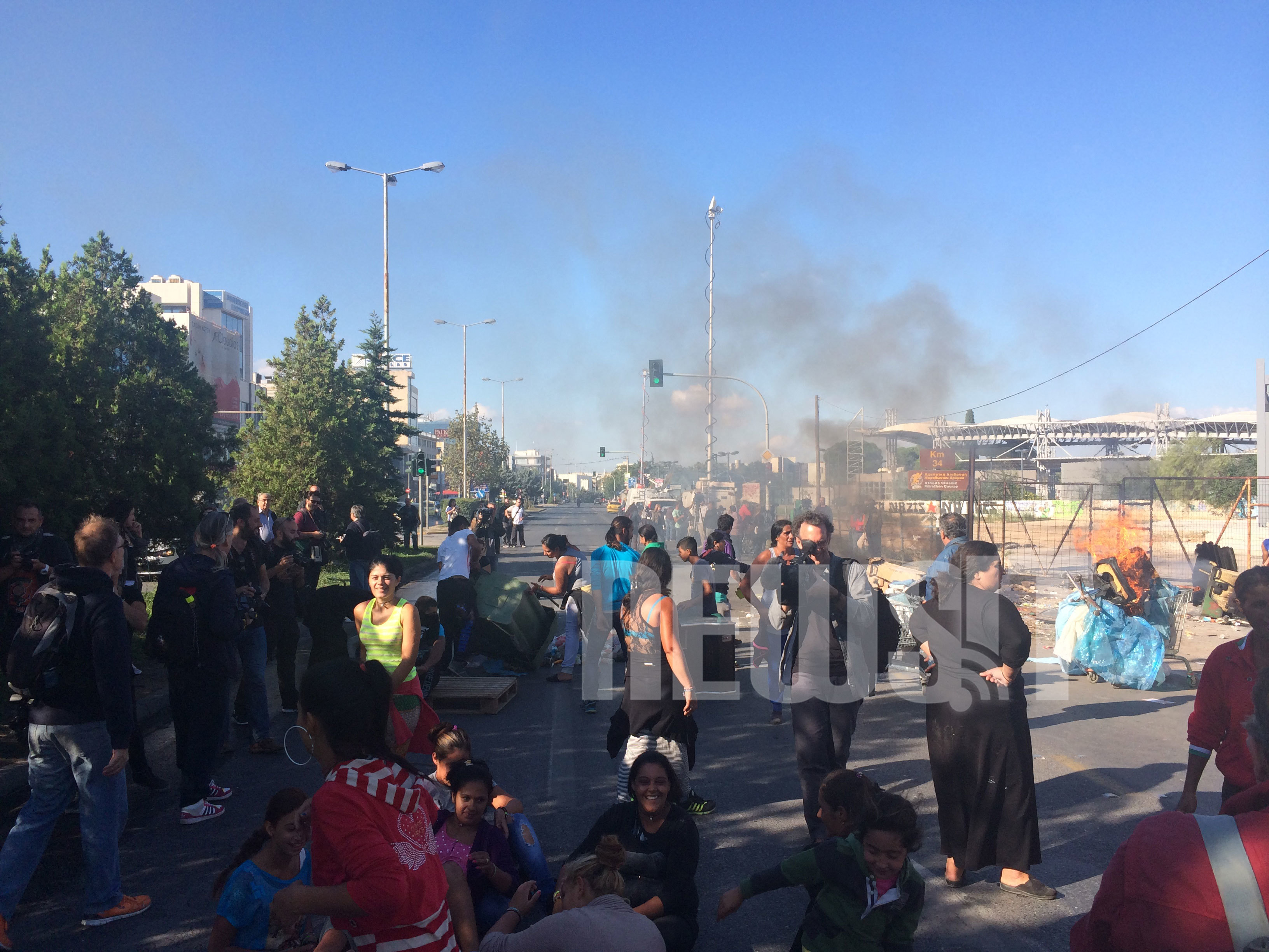 Ένταση και φωτιές στο Χαλάνδρι για την κατεδάφιση του καταυλισμού των Ρομά – Καίνε κάδους και λάστιχα – Με δυσκολία η κίνηση στη Μεσογείων