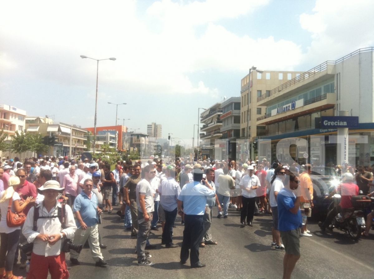 Με αφαίρεση αδειών από όσους ταξιτζήδες κλείνουν τους δρόμους απαντά ο Ραγκούσης