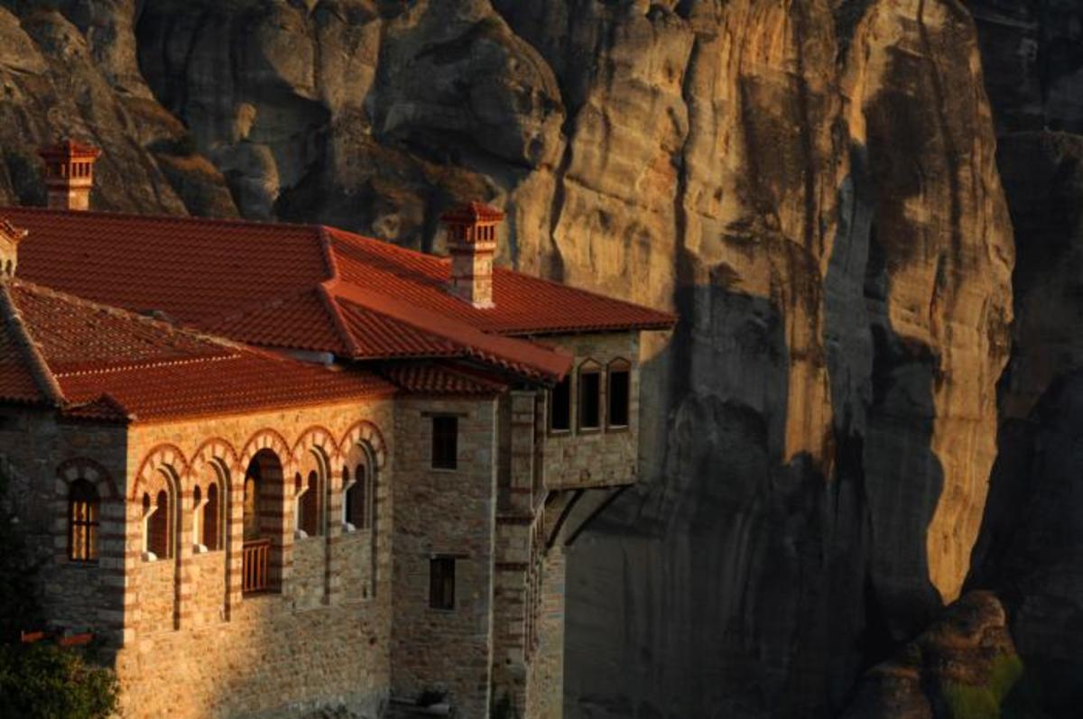 Ελληνικά μοναστήρια στη μέση του ουρανού – Βίντεο που κόβει την ανάσα [vid]