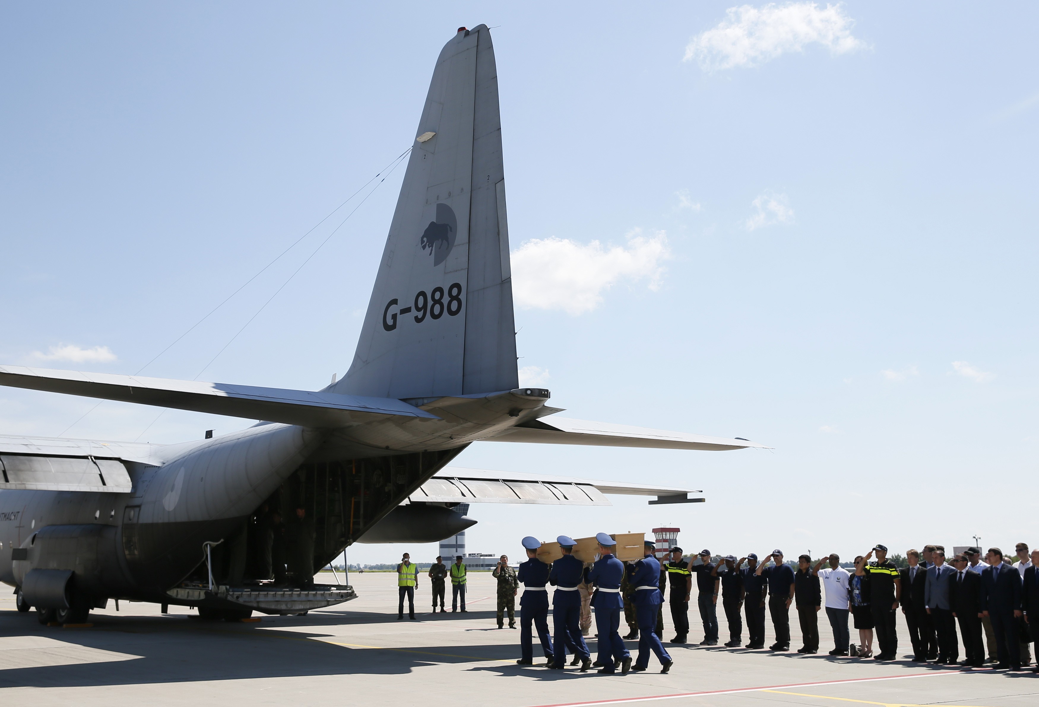 Boeing: Αναχώρησε για την Ολλανδία το πρώτο αεροσκάφος με σορούς των θυμάτων (video)