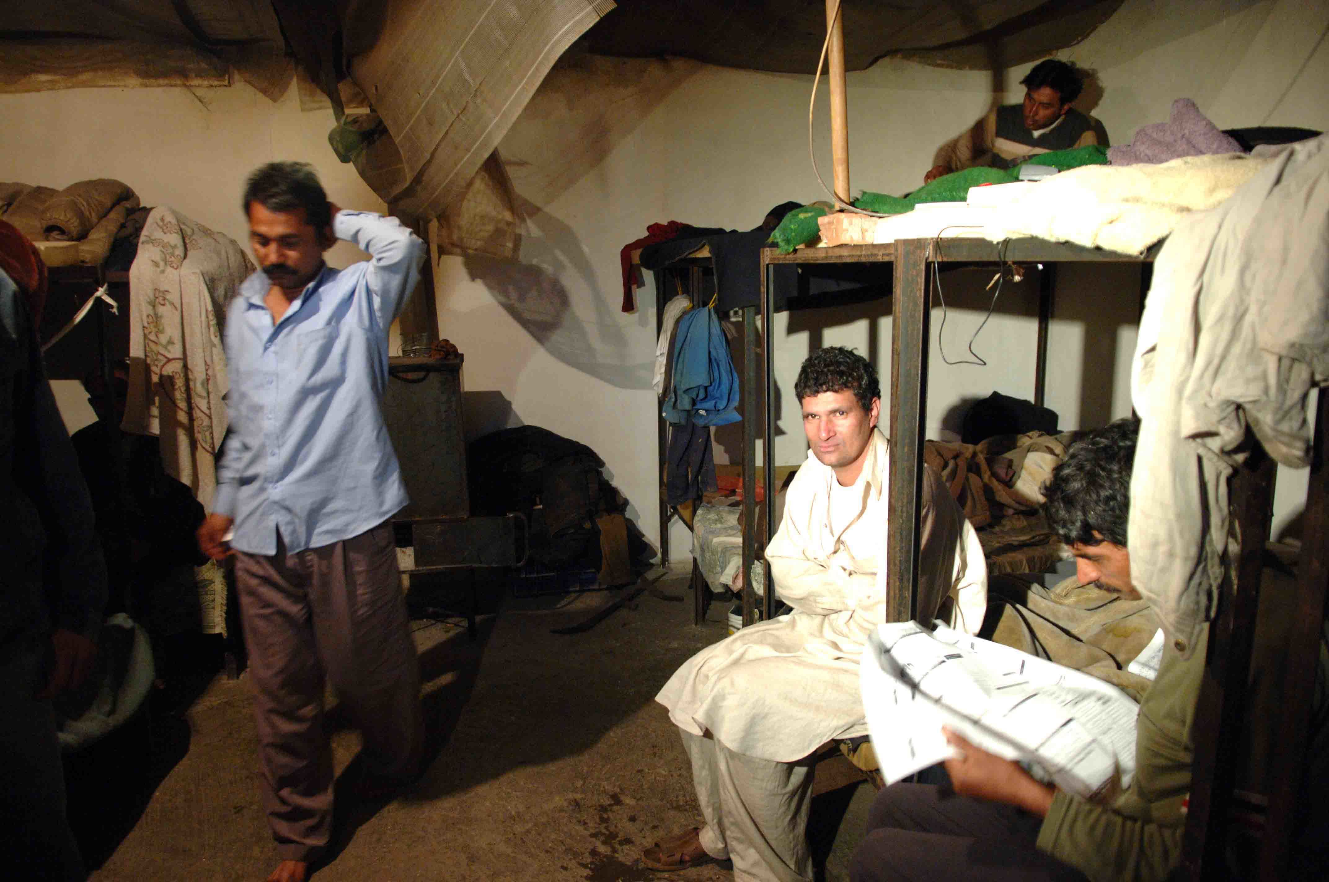 Βιοτεχνίες “κρησφύγετα” παράνομων μεταναστών – Απασχολούνται κρυφά κάτω από άθλιες συνθήκες