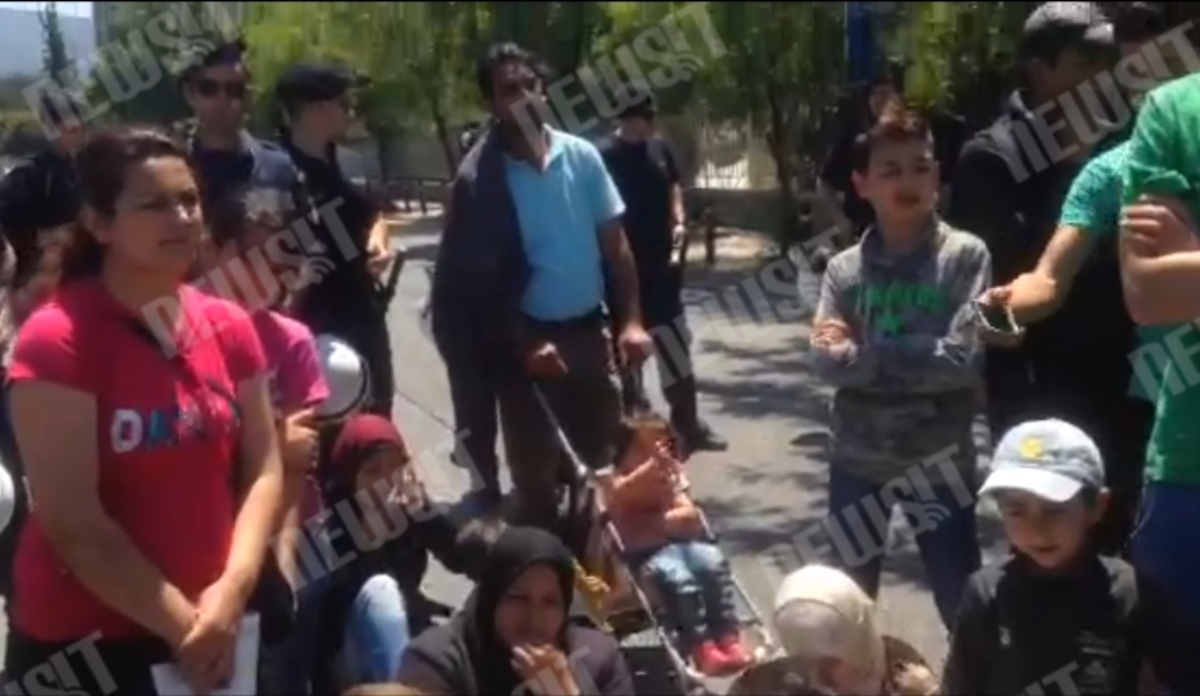 Μετανάστες ξάπλωσαν στο δρόμο