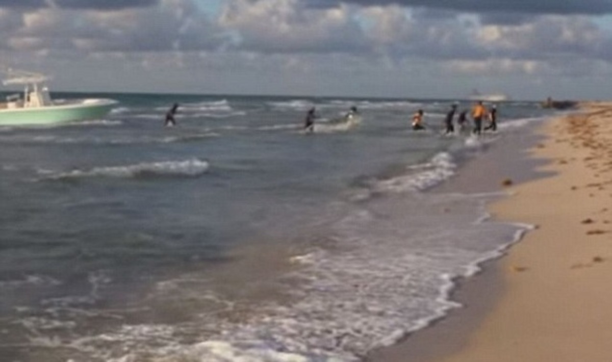 Το μοντέλο φωτογραφιζόταν στην παραλία και πίσω της έκαναν απόβαση μετανάστες! Απίστευτο βίντεο!