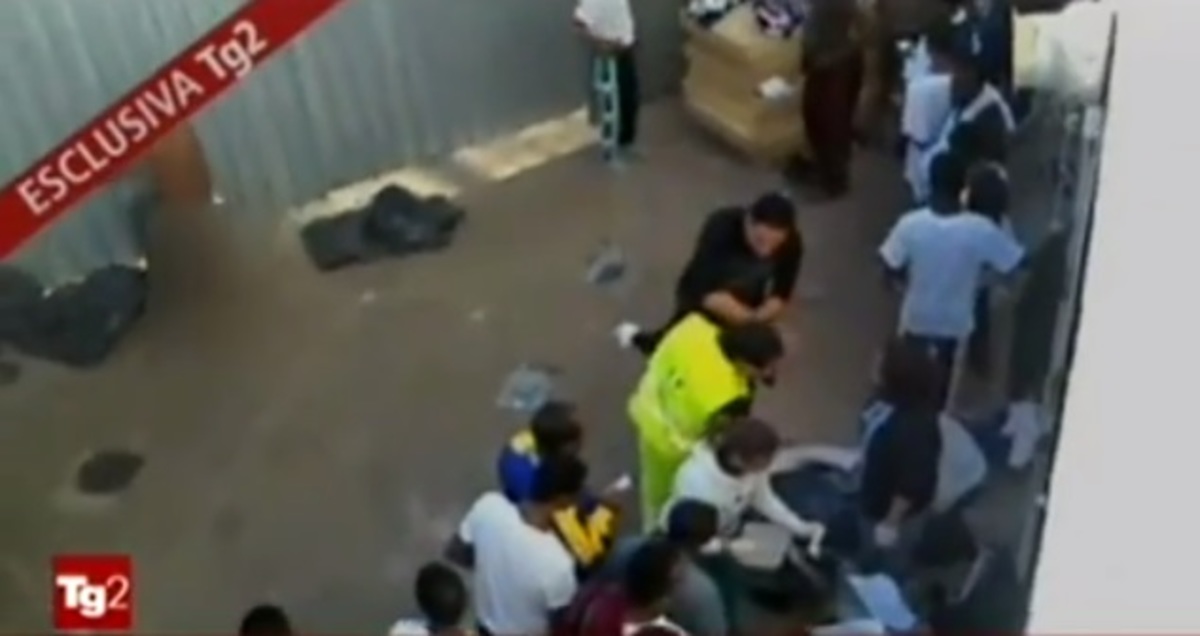 Εικόνες σοκ! Γδύνουν και “απολυμαίνουν” τους μετανάστες από τη Λαμπεντούζα (VIDEO)