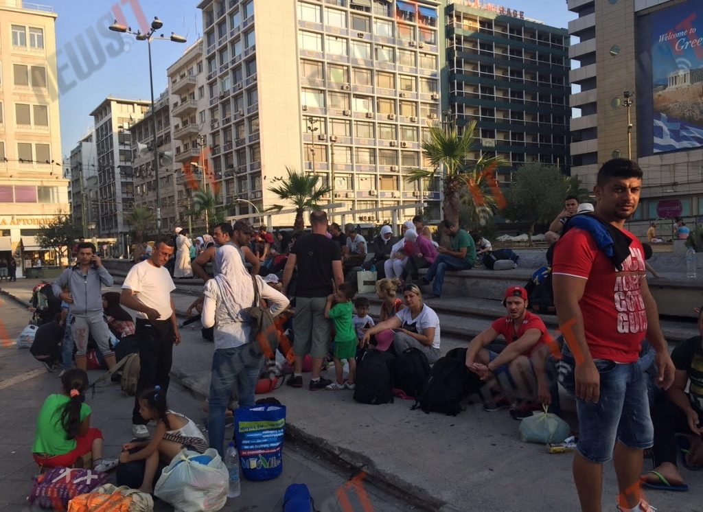 “Στάση” στην Ομόνοια για 300 Σύρους πρόσφυγες με τελικό προορισμό τη Γερμανία – Ζητούν γάλα και ψωμί για τα παιδιά τους – Φωτογραφίες