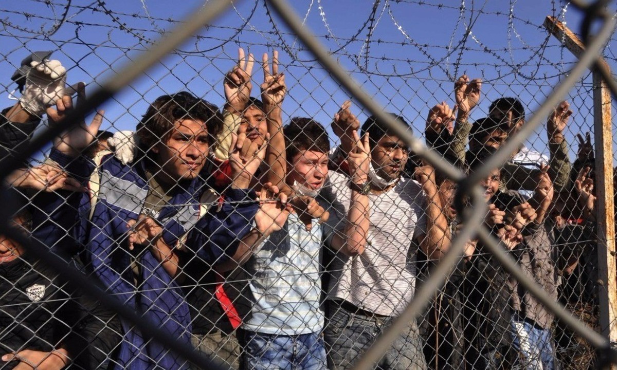 Έκκληση από Financial Times: Μην κάνετε την Ελλάδα μαντρί μεταναστών