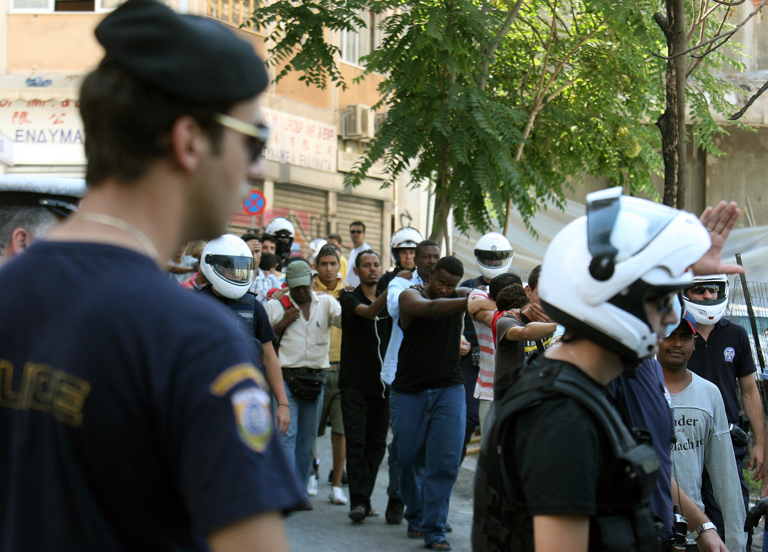 ΦΩΤΟ AΡΧΕΙΟΥ EUROKINISSI - Στιγμιότυπο από επιχείρηση σκούπα της ΕΛ.ΑΣ