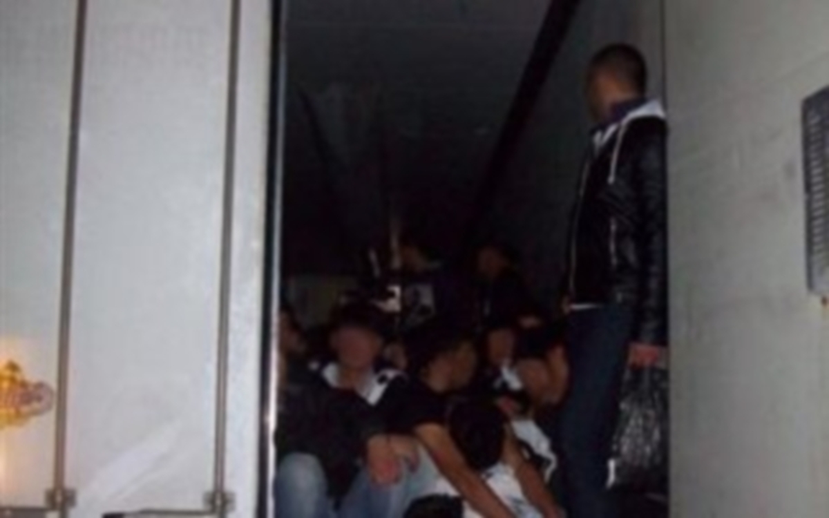 Αχαϊα: Παράνομοι μετανάστες μέσα σε ψυγείο με καρπούζια