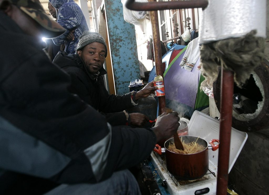 Μετανάστες σε πρόχειρο καταυλισμό σε χωριό της Ιταλίας. ΦΩΤΟ REUTERS
