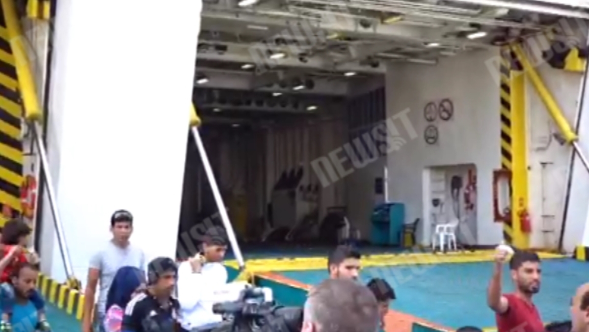 Μετανάστες φτάνουν στον Πειραιά