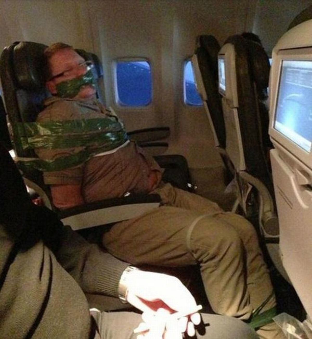 Έδεσαν μεθυσμένο επιβάτη αεροπλάνου – ΦΩΤΟ