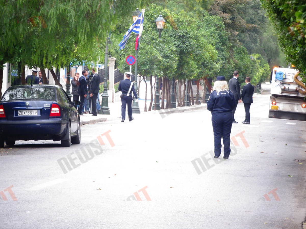 Επίσκεψη Ολάντ: Δουλειές στο κέντρο; Αφήστε το για άλλη μέρα!