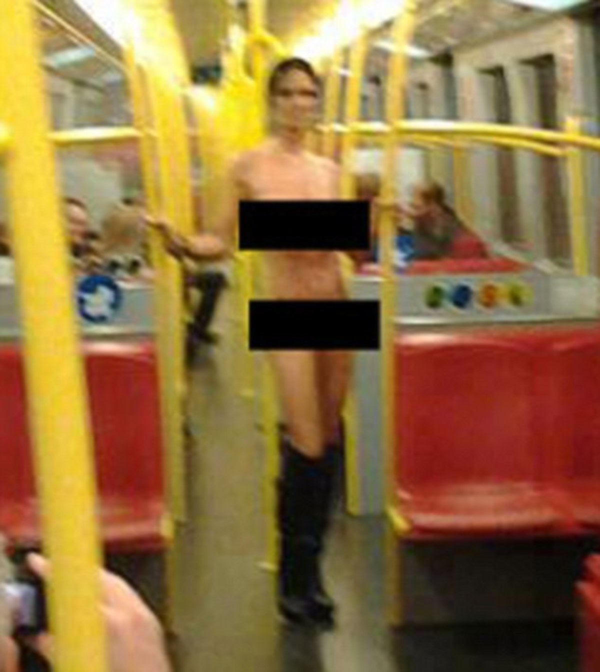 Μπήκε στο μετρό φορώντας μόνο τις… μπότες της! – ΦΩΤΟ