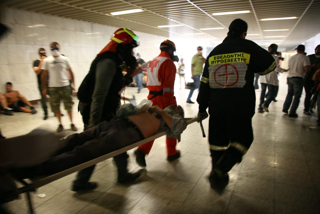 Χάος με τραυματίες και πρόχειρα ιατρεία στο Μετρό – Βίντεο μέσα από τον σταθμό