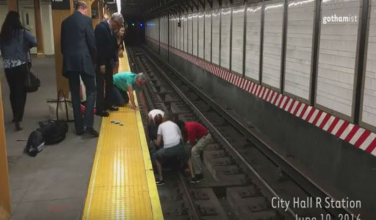 Συγκλονιστικό: Έπεσαν στις γραμμές του μετρό για να βοηθήσουν ένα άνδρα που έχασε τις αισθήσεις του!