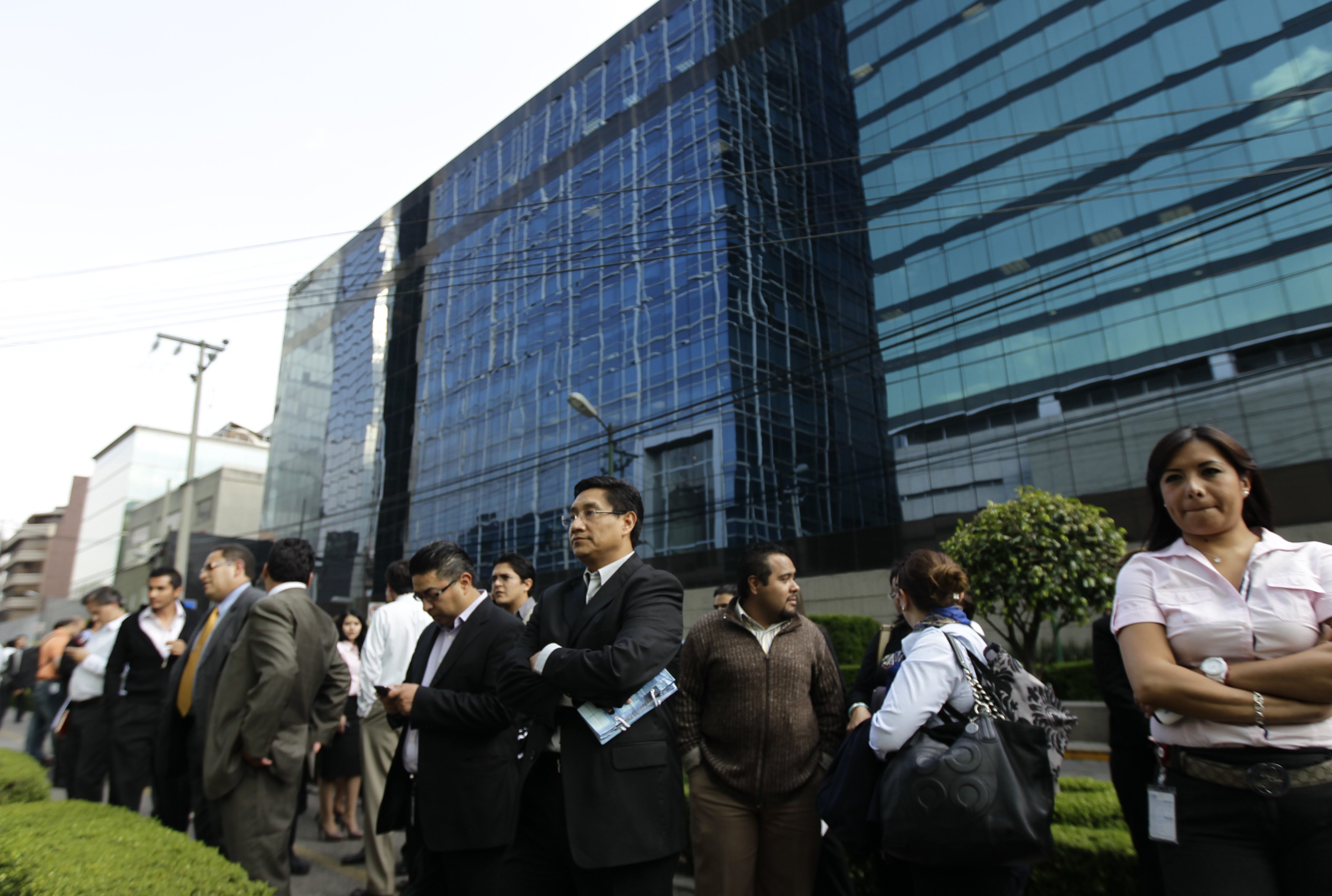 Πανικόβλητοι βγήκαν εκατοντάδες εργαζόμενοι από τα γραφεία τους - ΦΩΤΟ REUTERS