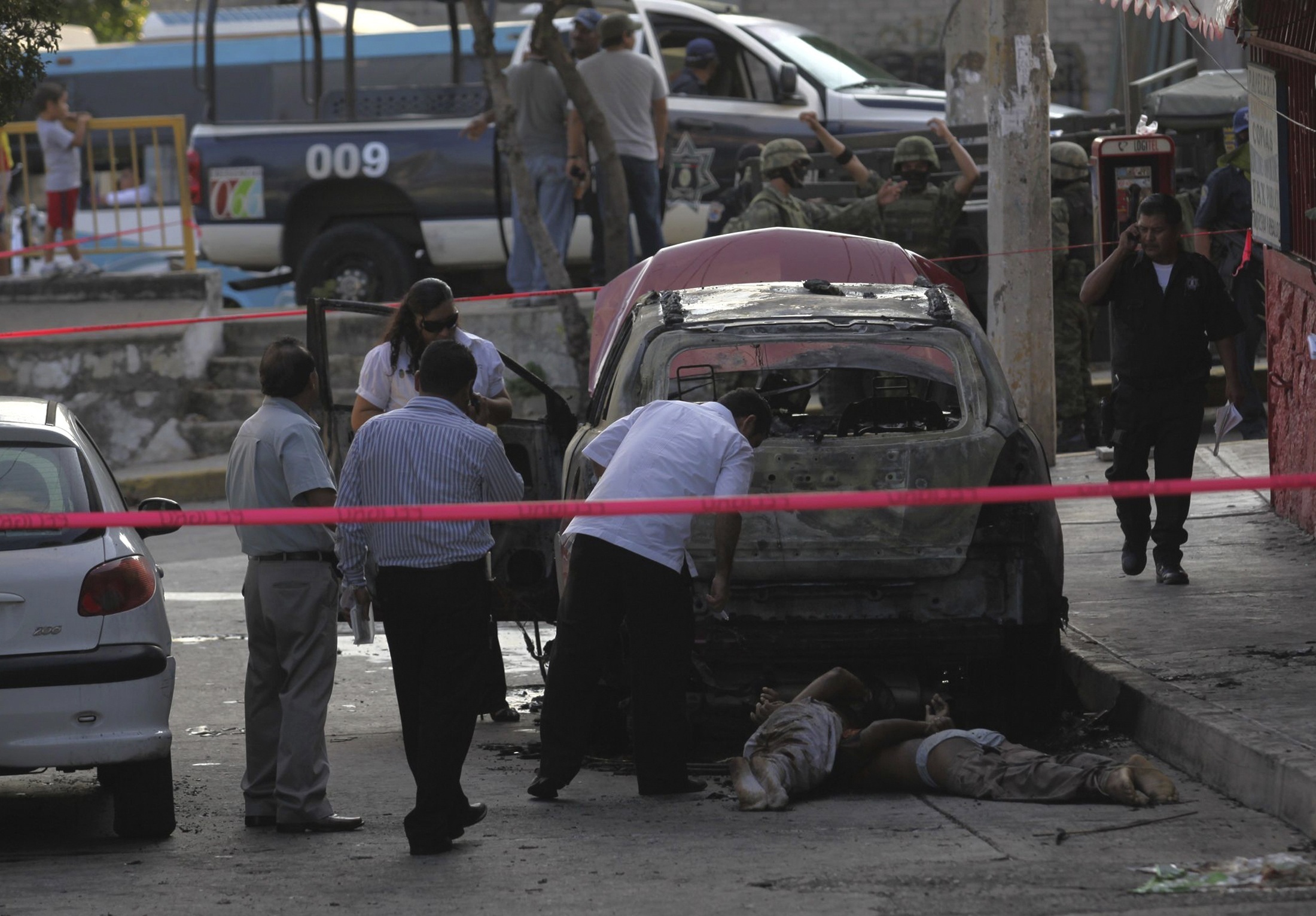 Η αστυνομία συλλέγει τα ακέφαλα πτώματα (REUTERS)