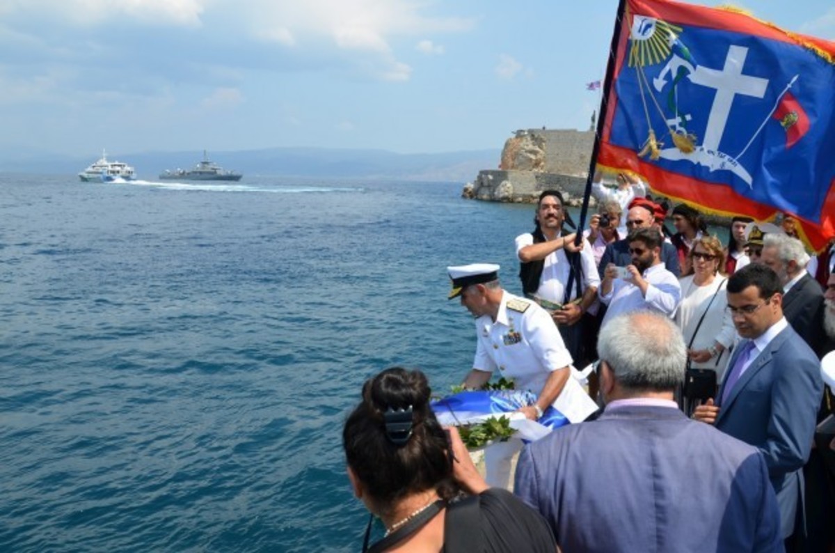 Ύδρα: Το Πολεμικό Ναυτικό τίμησε τον ναύαρχο Μιαούλη – ΦΩΤΟ