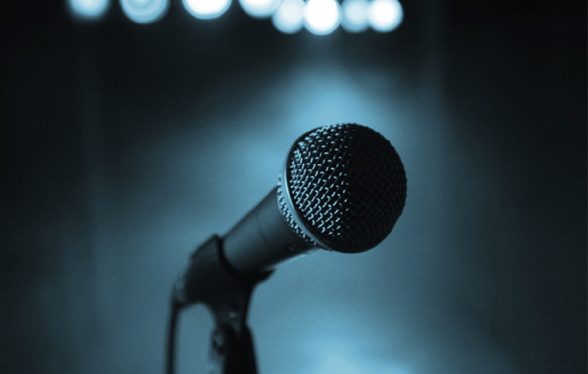 Τραγουδιστής αποκαλύπτει: «Γονάτισε και μου άνοιξε ένα κουμπί στο παντελόνι…»