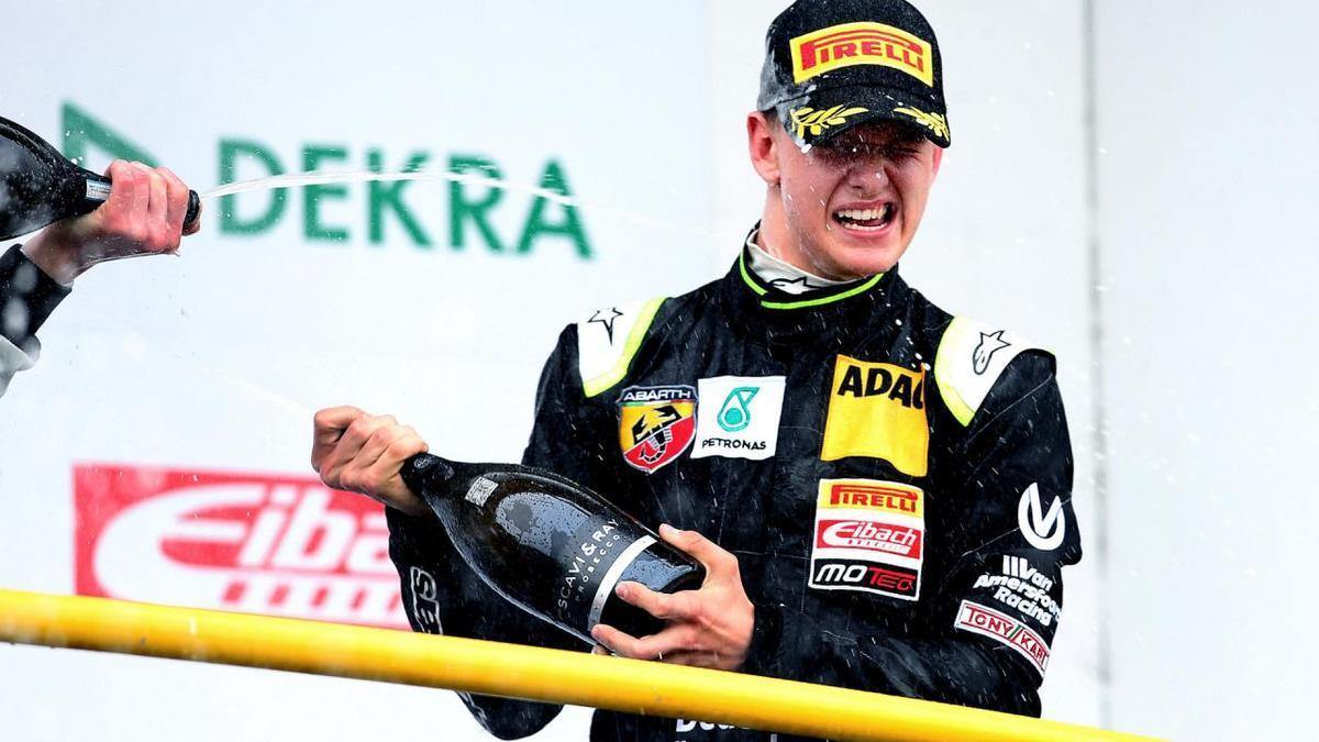 Ντεμπούτο με νίκη για τον υιό Schumacher στη γερμανική Formula 4 (VIDEO)