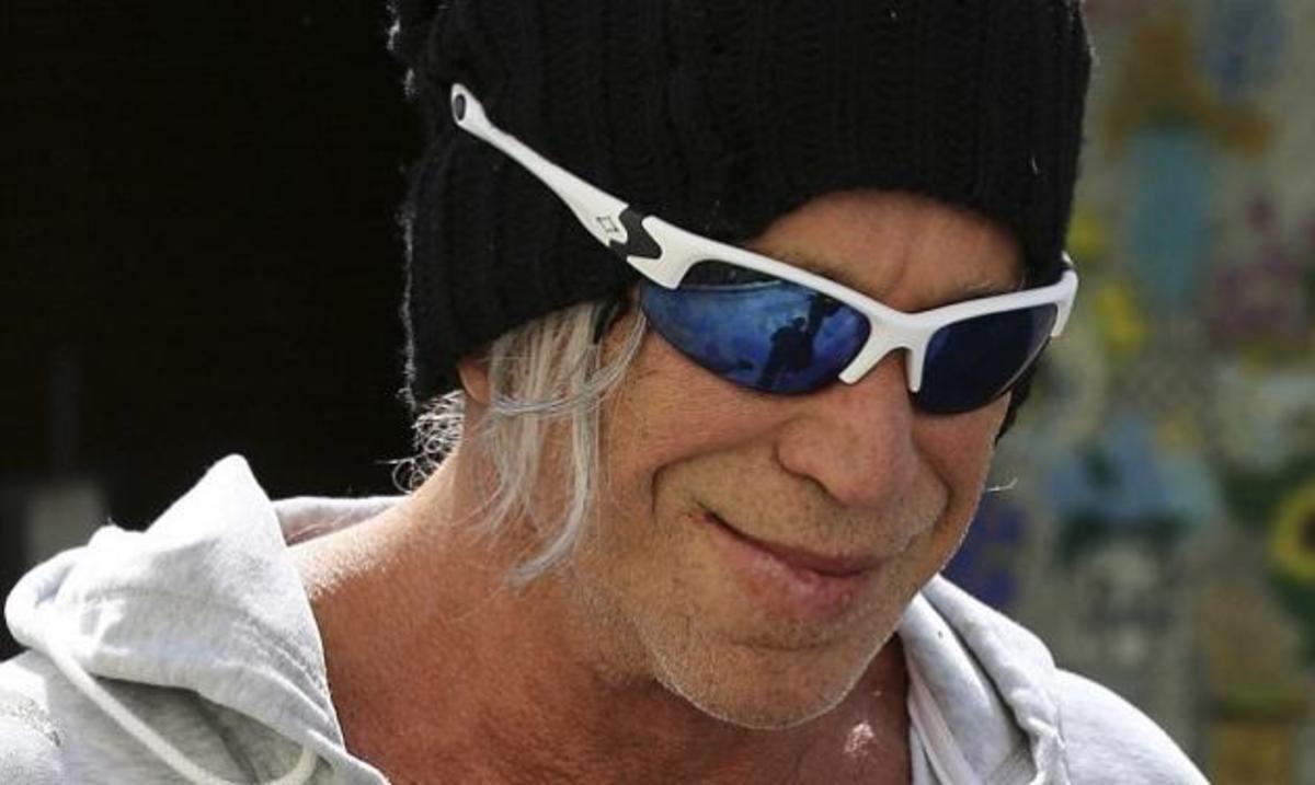 Mickey Rourke: Aποκαλύφθηκε κατά λάθος το μυστικό που τον κρατά σε φόρμα!