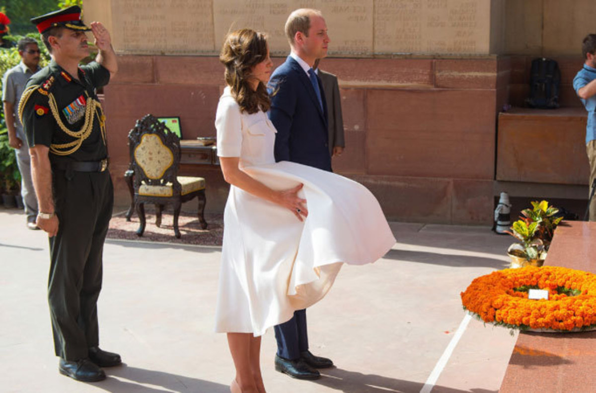 Ουπς! Ο αέρας “πήρε” το φόρεμα της Kate Middleton (VIDEO)