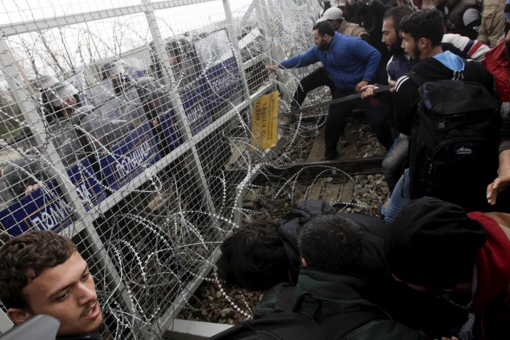 Αιματοκύλισμα στα σύνορα με τα Σκόπια βλέπουν οι Γερμανοί – Μέρκελ: Απειλείται το ευρώ!