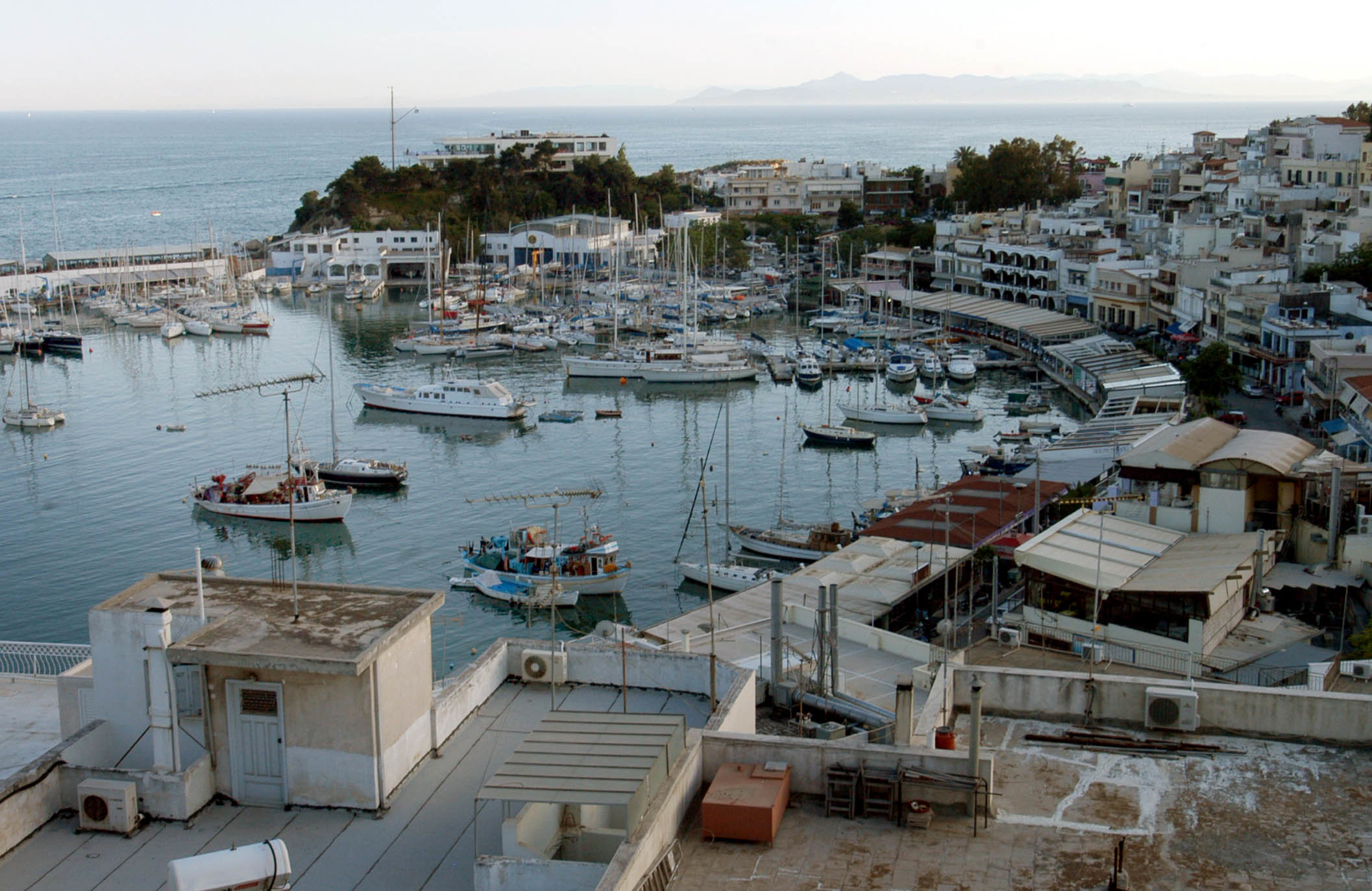 Βουλή: Προθεσμία 12 μηνών για την μετεγκατάσταση των καταστημάτων στο Μικρολίμανο