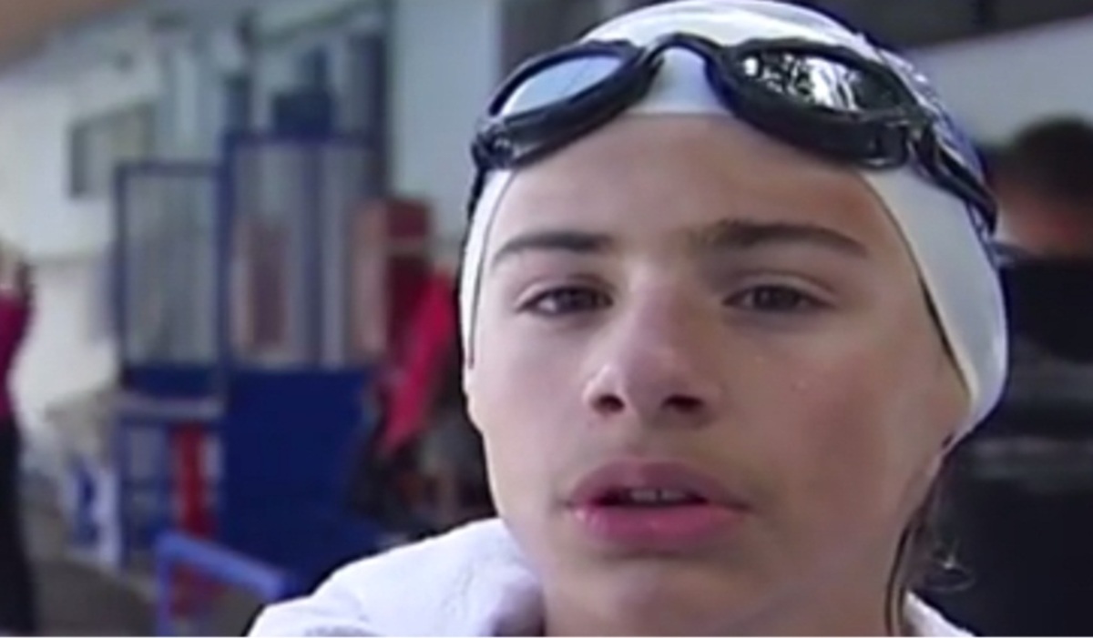 Ποιος είναι ο 13χρονος που χάρισε το μετάλλιο στον Σαμαρά – Τι λέει μπροστά στην κάμερα