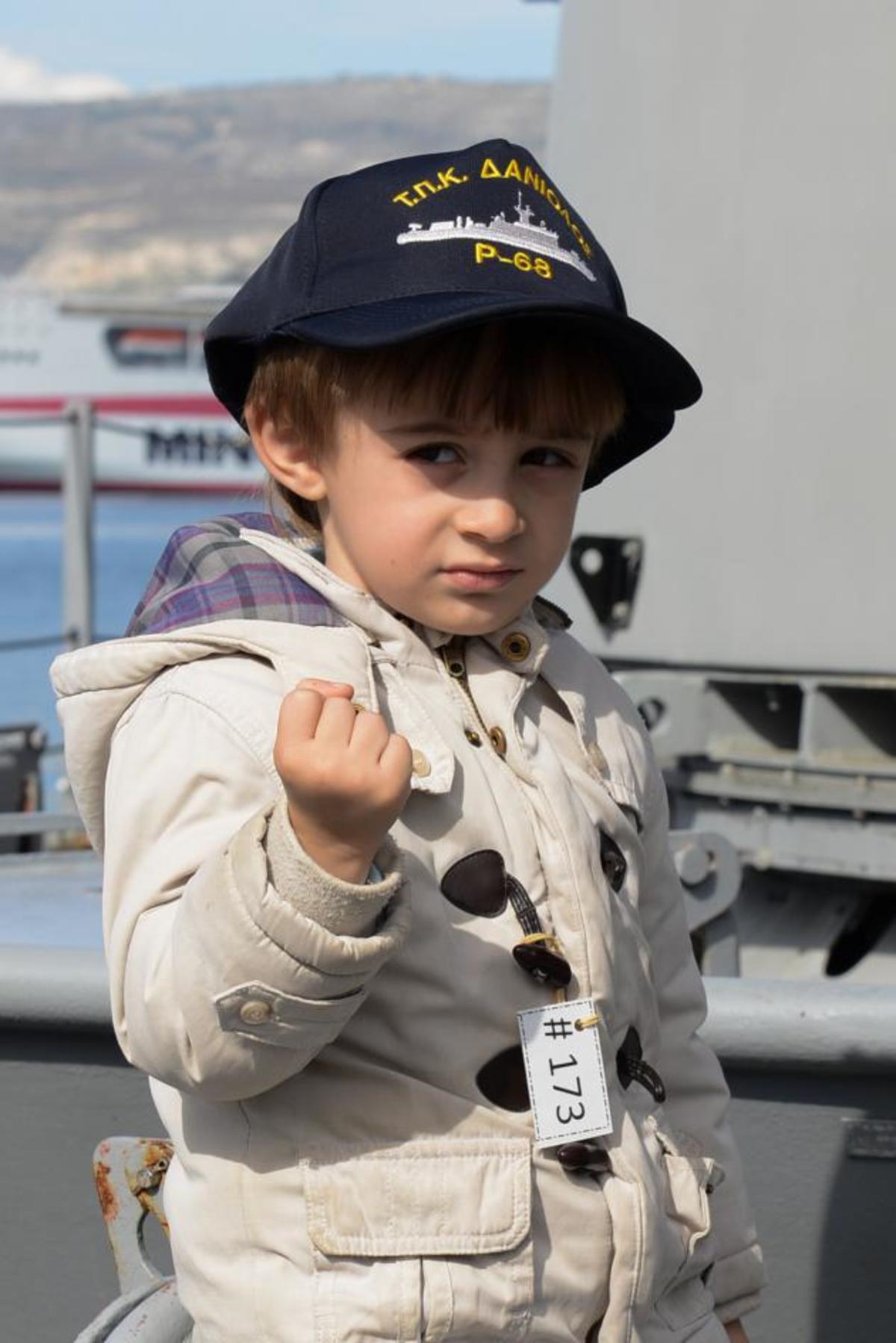 Ο μικρός “ναύαρχος” με τη σφιγμένη γροθιά το κέρδος του ΠΝ!