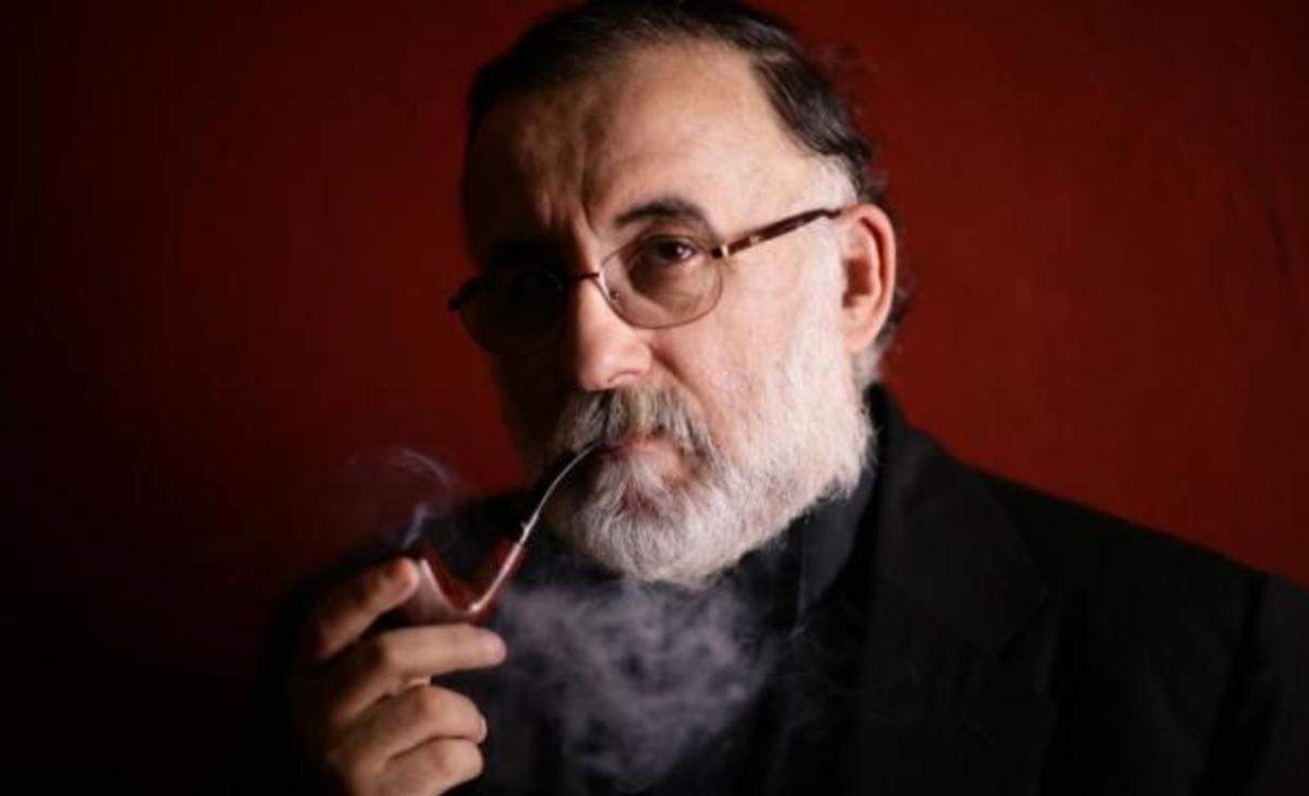 Δεν φαντάζεστε πόσες πίπες έχει στη συλλογή του ο Θάνος Μικρούτσικος!
