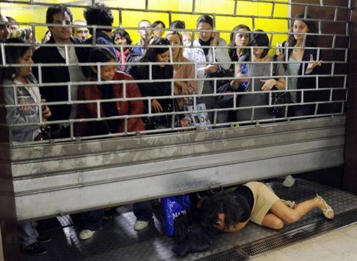 Σκηνές πανικού στο μετρό του Μιλάνου – Έτρεχαν να προλάβουν το τελευταίο τρένο ΦΩΤΟ
