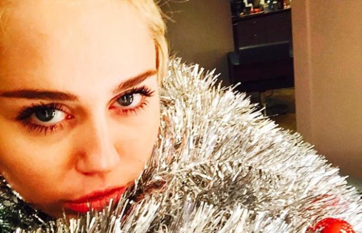 Miley Cyrus: Ποζάρει topless στο κρεβάτι της και αναστατώνει