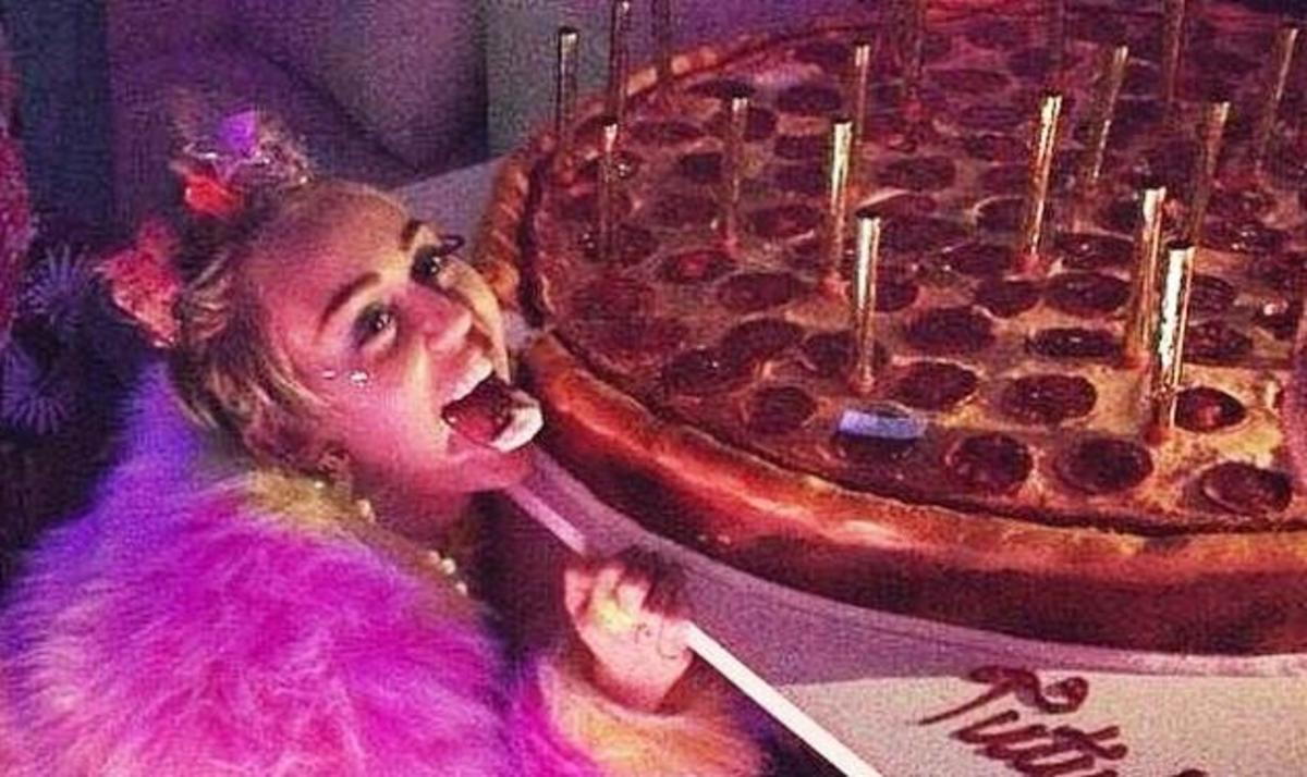 H Miley Cyrus ξεγυμνώθηκε στο ξέφρενο party  για τα γενέθλιά της