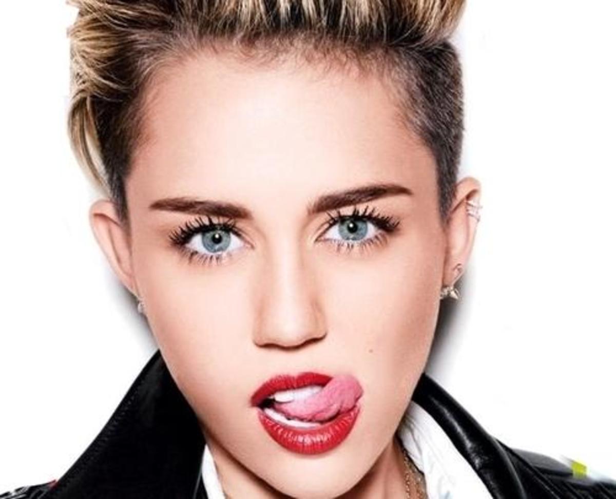 Η Miley Cyrus ποζάρει ολόγυμνη στην αγκαλιά της φίλης της