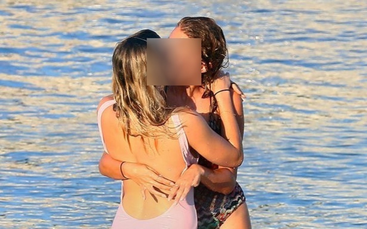 “Καυτά” φιλιά στο στόμα για τις δύο φιλενάδες! Ασυγκράτητες στην παραλία!