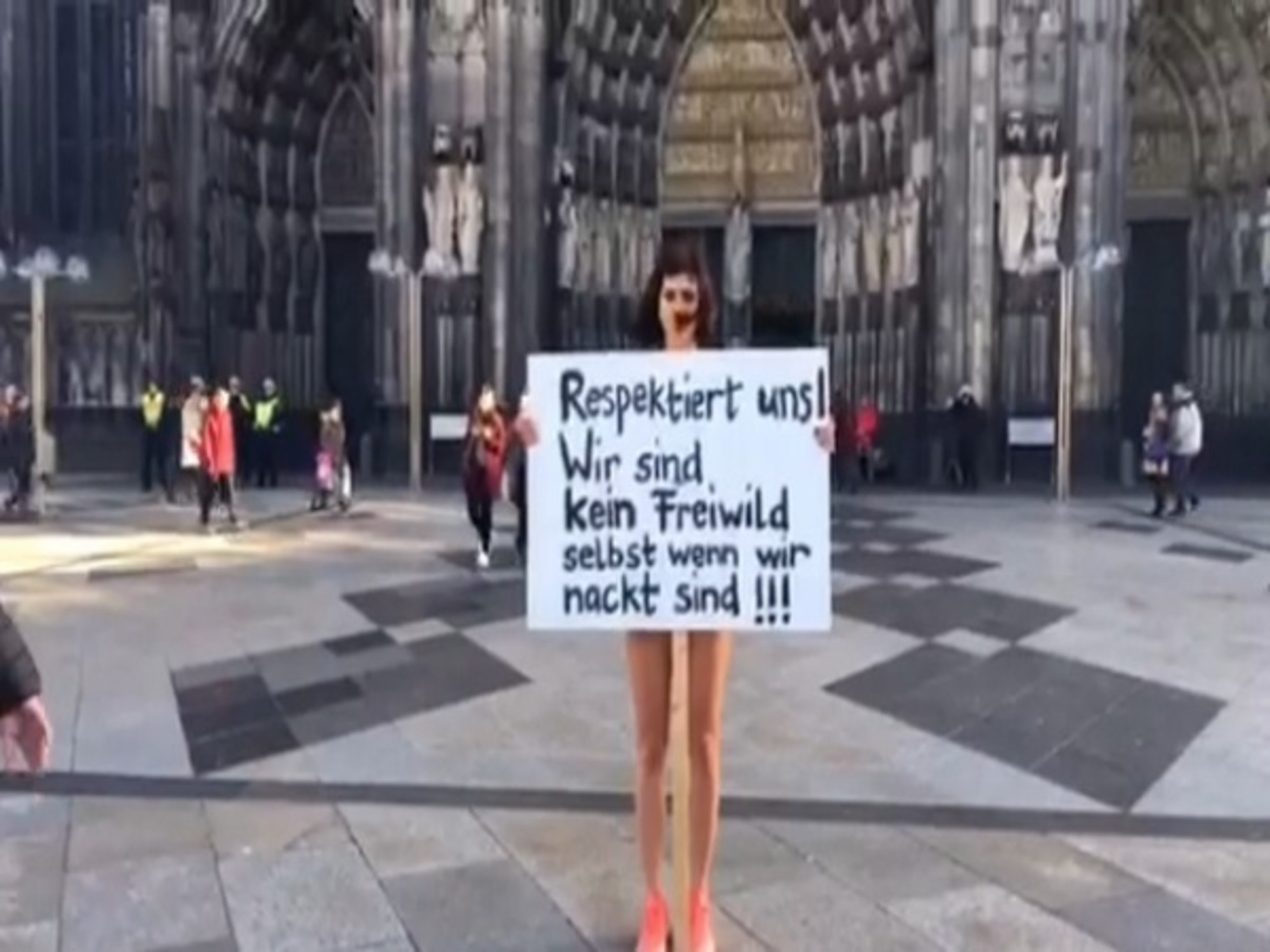 Βίντεο: Γυμνή διαμαρτυρία καλλιτέχνιδας για τις σεξουαλικές επιθέσεις στη Γερμανία!