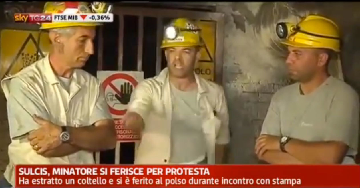Η στιγμή που Ιταλός ανθρακωρύχος κόβει τις φλέβες του σε κοινή θέα! (VIDEO)