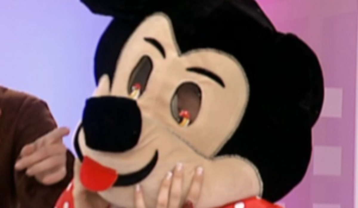 Η παρουσιάστρια που μας συστήθηκε ως …”Μίνι Μάους”!