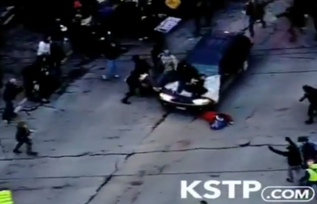 Εικόνες σοκ: Διαδήλωναν για το Φέργκιουσον και τους πάτησε με το αυτοκίνητο (VIDEO)