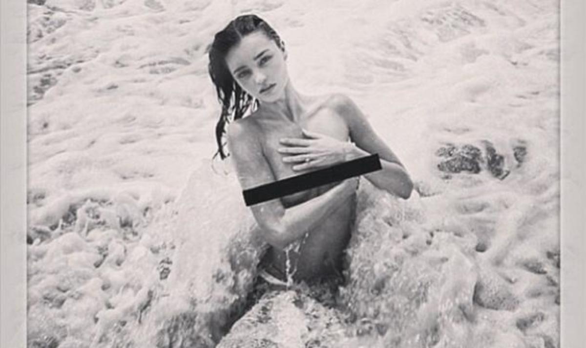 Miranda Kerr: Ποζάρει topless στα κύματα!