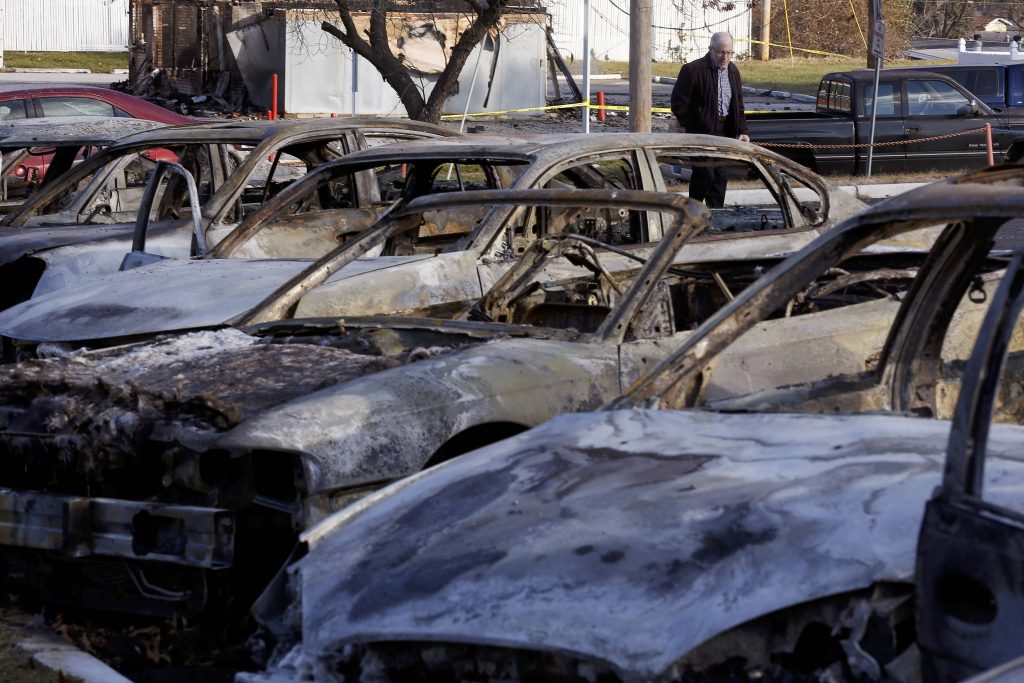 Δεκάδες καμένα αυτοκίνητα στη σειρά - Φωτό Reuters