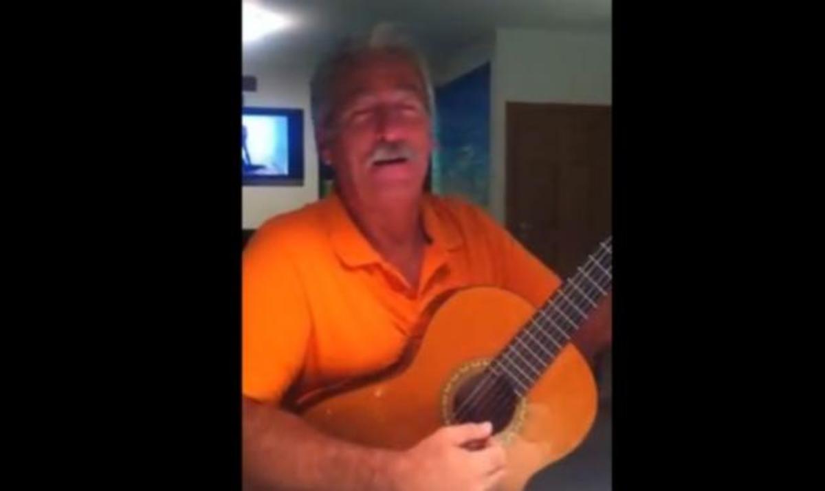 Ο πατριός της Ελένης Μενεγάκη τραγουδά στην κουζίνα του σπιτιού τους! Video